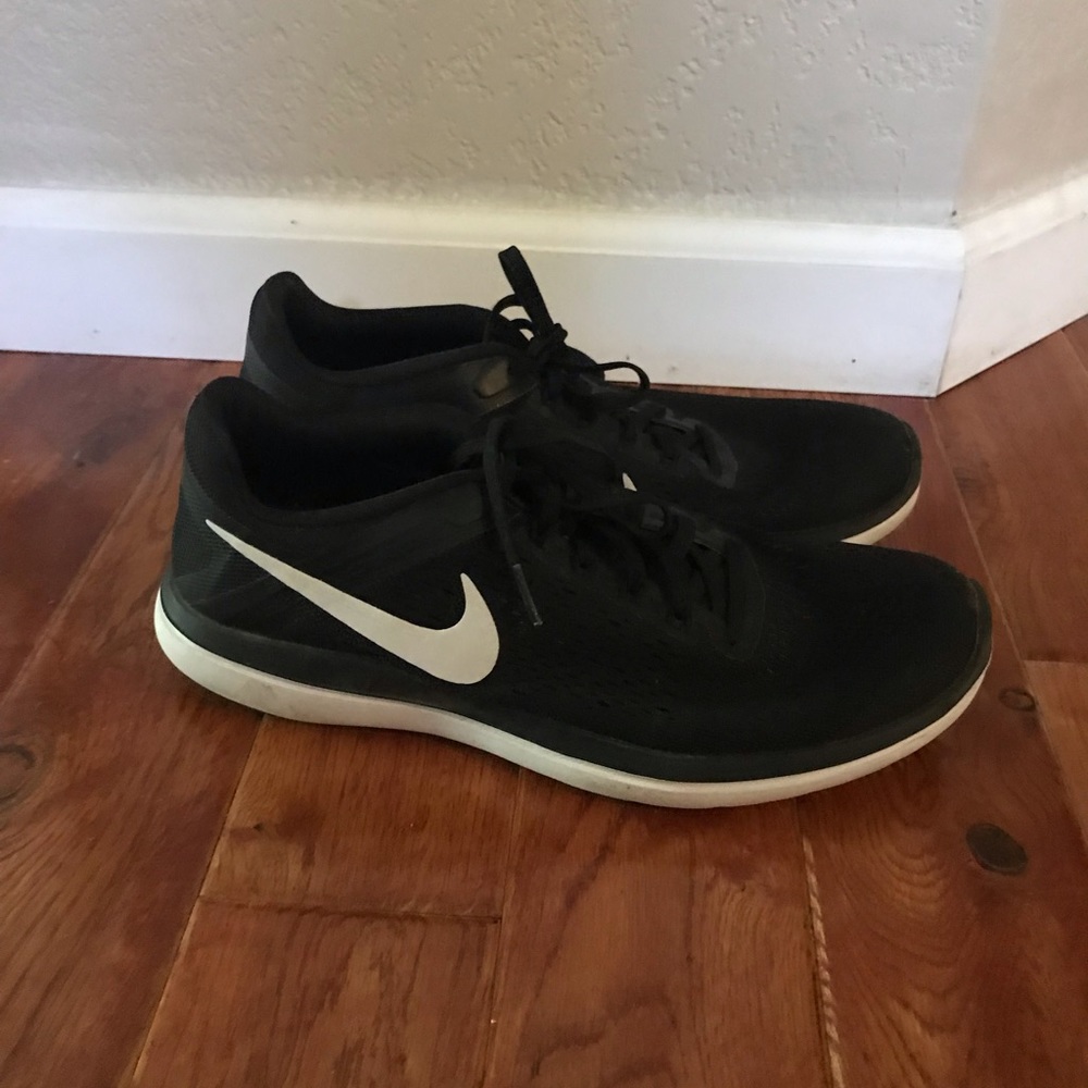 Black nike running shoes